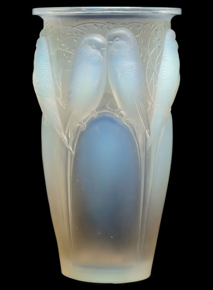 Huit Perruches, Signed R. Lalique