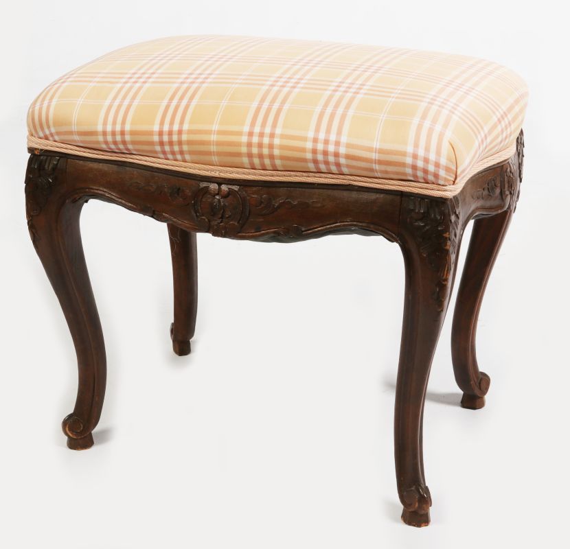 AN EARLY 20TH C LOUIS XV STYLE COUNTRY FRENCH STOOL