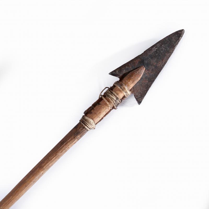  A PLAINS WOODEN ARROW WITH METAL TRADE POINT