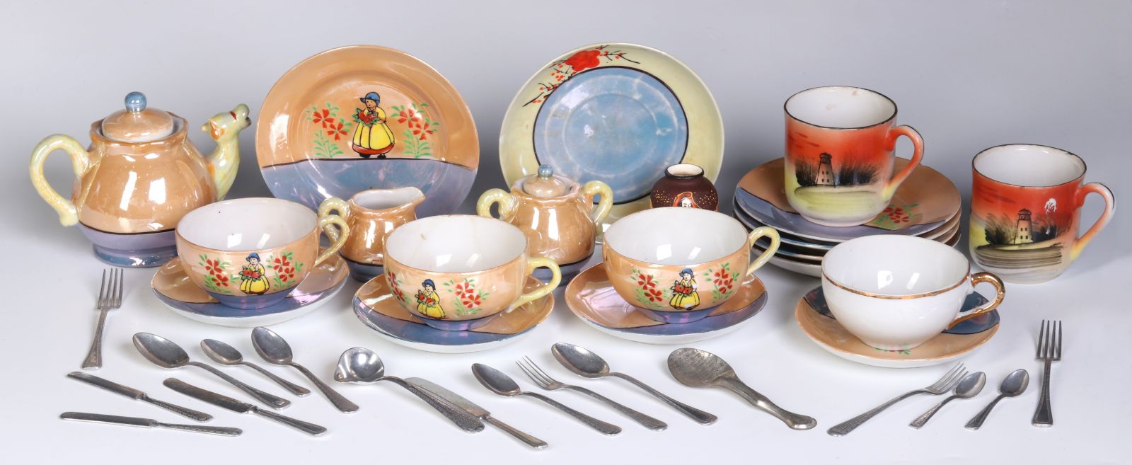 A MIXED LOT OF CHILDREN'S DISHES CIRCA 1930