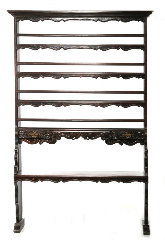 A 18TH / 19TH CENTURY CARVED CONTINENTAL PLATE RACK
