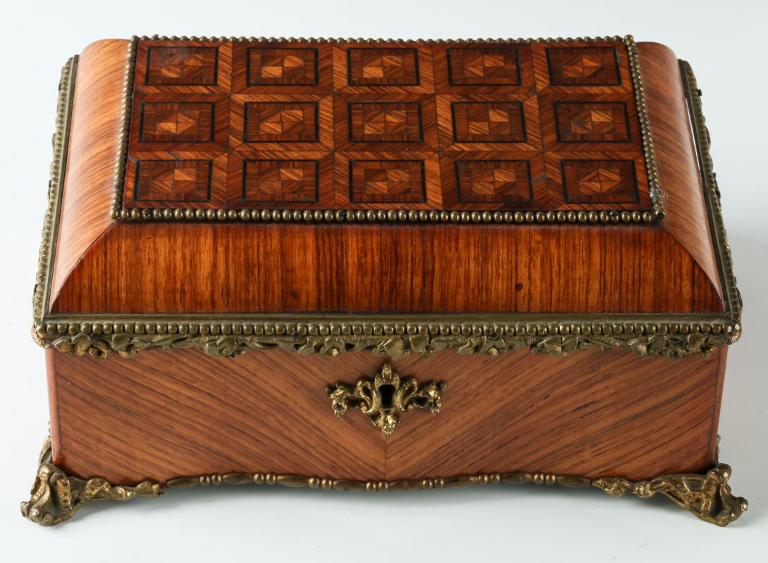 A FINE 19TH C. FRENCH KINGWOOD BOX WITH ORMOLU