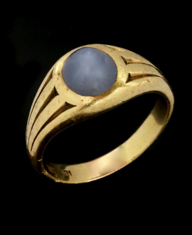 AN 18K GOLD AND MOONSTONE RING