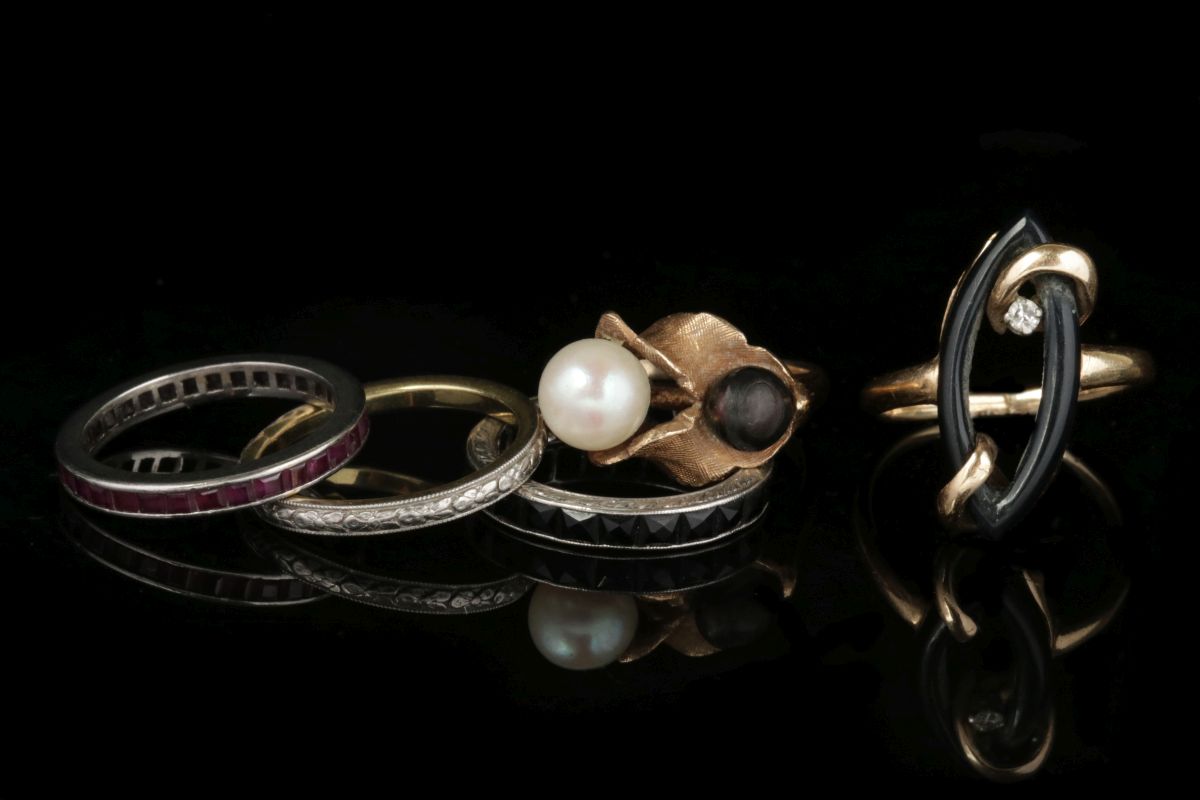 AN ESTATE LOT OF FASHION RINGS