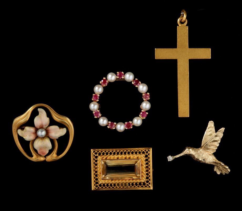 AN ESTATE LOT OF 14K GOLD BROOCHES AND PENDANTS