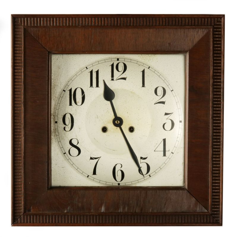 AN EARLY 20TH CENTURY GERMAN GALLERY CLOCK