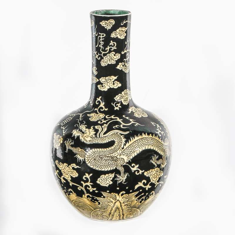 AN EARLY 20TH CENTURY CHINESE BOTTLE VASE