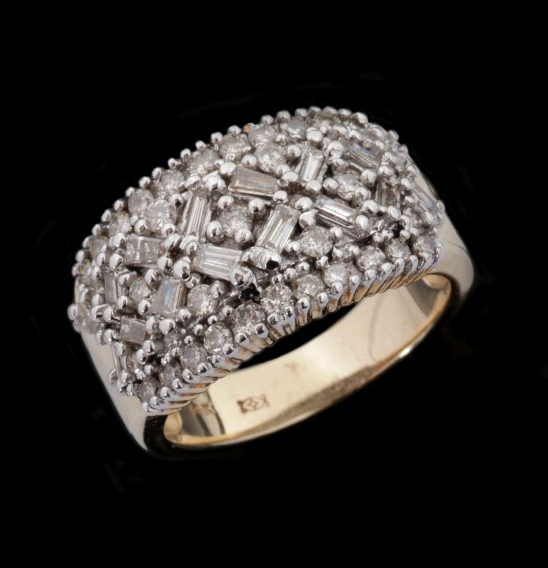 A LADIES' 14K GOLD AND DIAMOND FASHION RING