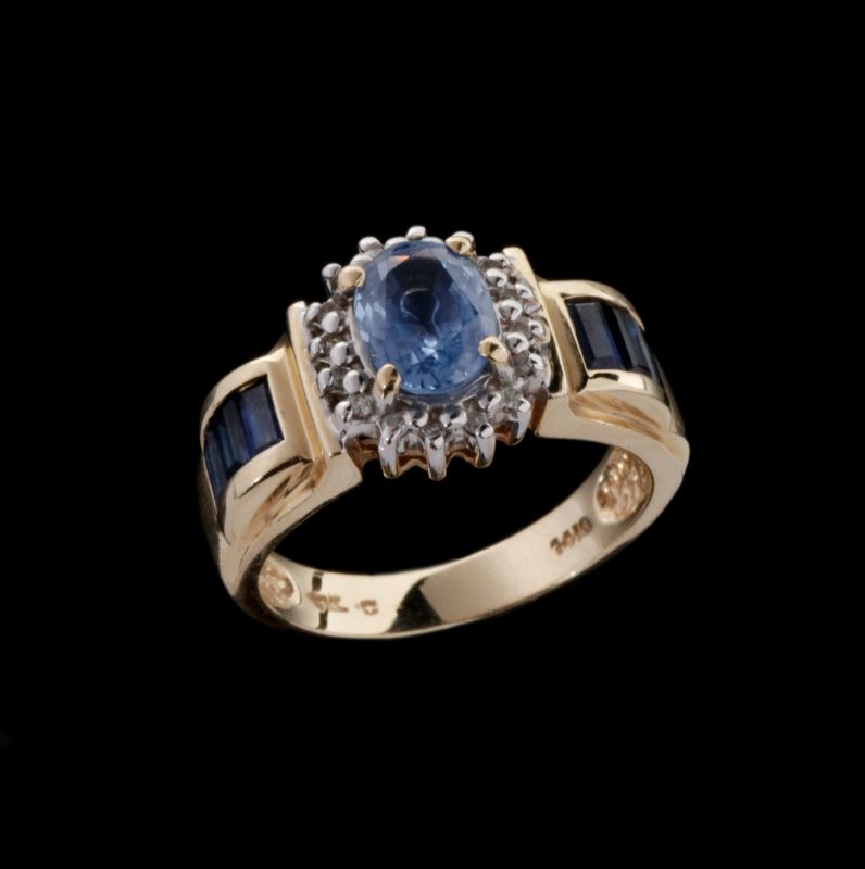 A 14K GOLD, SAPPHIRE AND DIAMOND FASHION RING