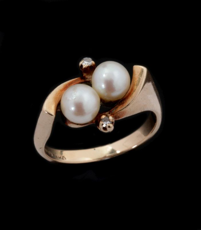 A LADIES 14K GOLD, PEARL AND DIAMOND FASHION RING