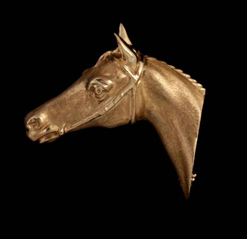 A 14K GOLD FIGURAL HORSE HEAD BROOCH