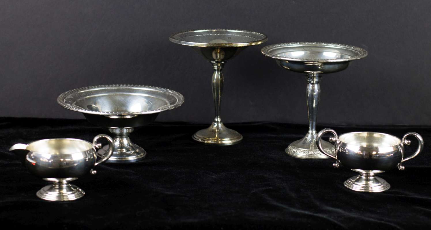 AN ESTATE LOT OF WEIGHTED STERLING SILVER HOLLOWARE