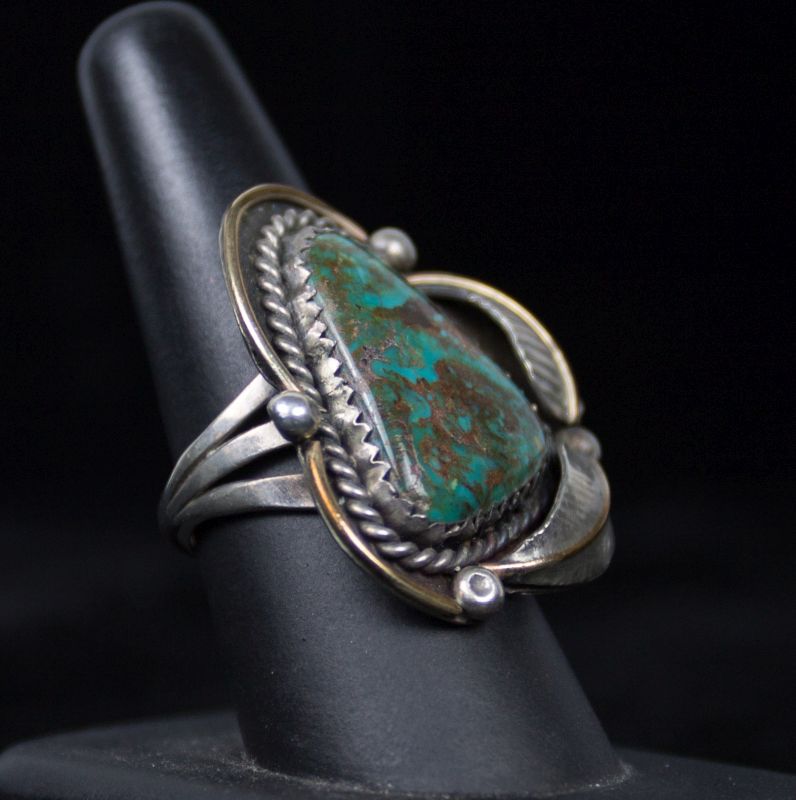 A NAVAJO STERLING AND TURQUOISE RING