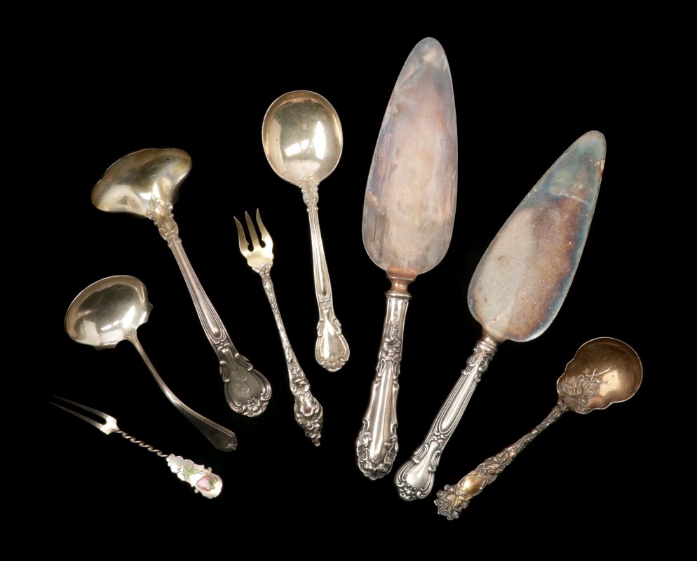 A COLLECTION OF STERLING SILVER HANDLED ITEMS