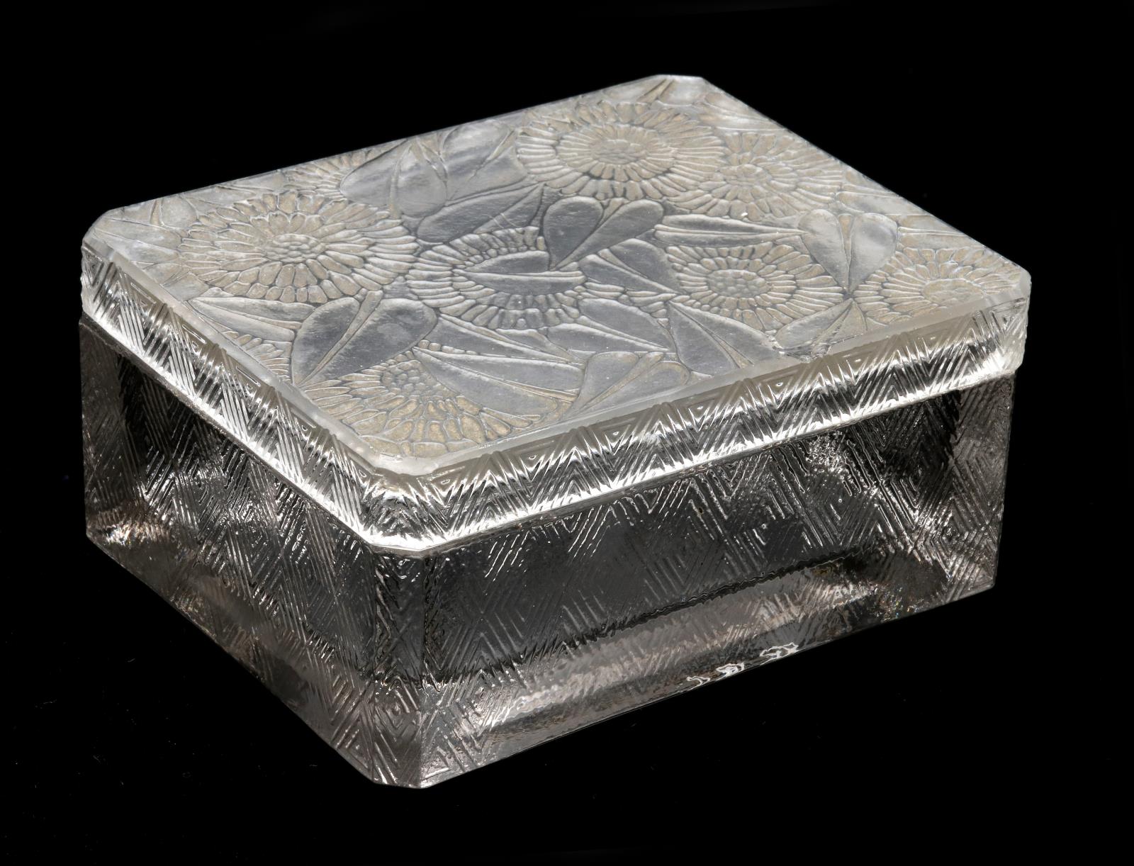 A FRENCH CRYSTAL BOX SIGNED R. LALIQUE