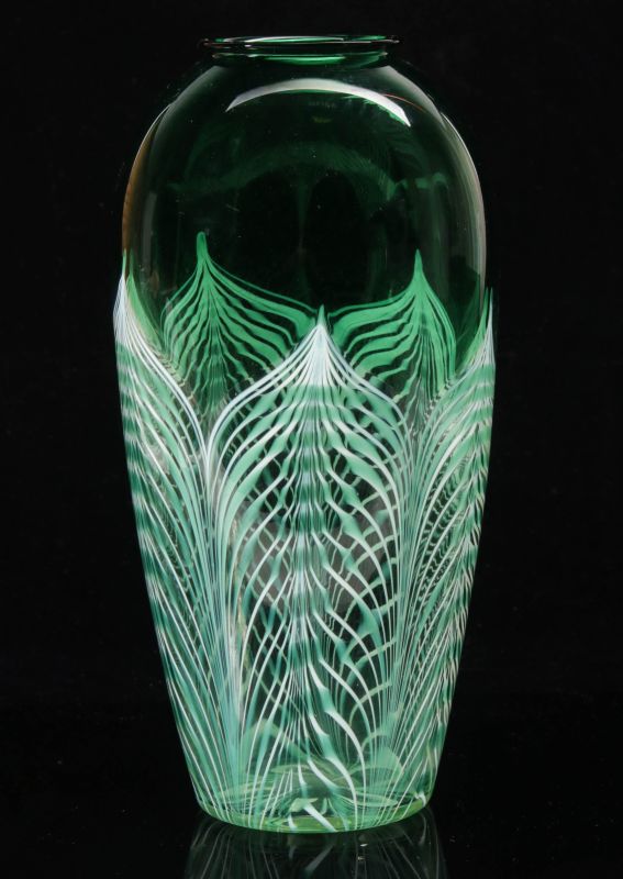 A CIRCA 1925 DURAND EMERALD GREEN VASE W/ FEATHERS