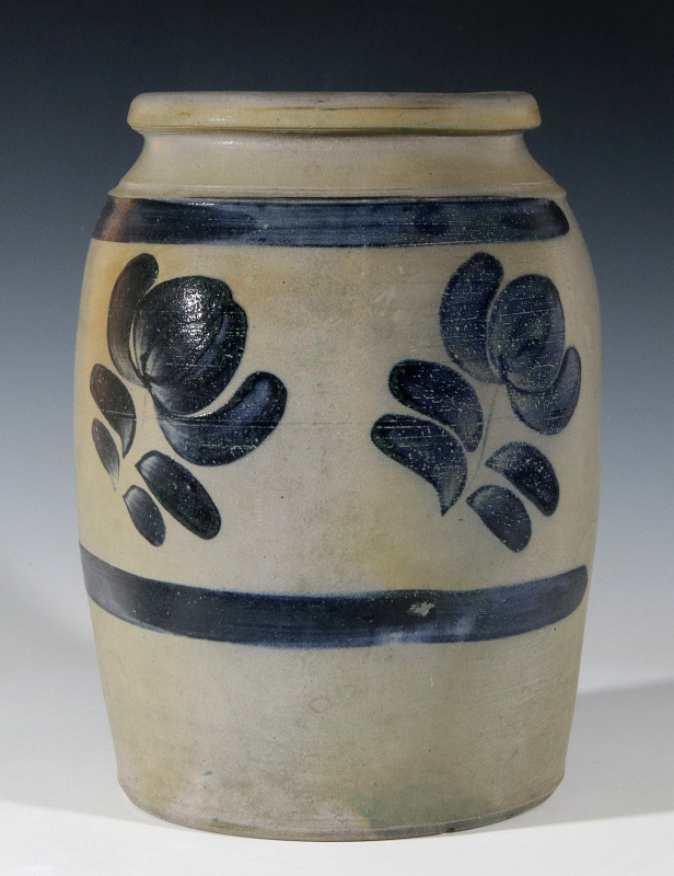 A 19TH CENTURY AMERICAN BLUE DECORATED CROCK 