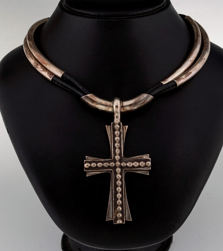 AN ARNOLD GOLDSTEIN STERLING CROSS AND NECKLACE