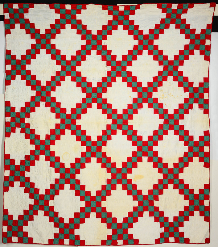 AN ANTIQUE RED AND GREEN IRISH CHAIN QUILT