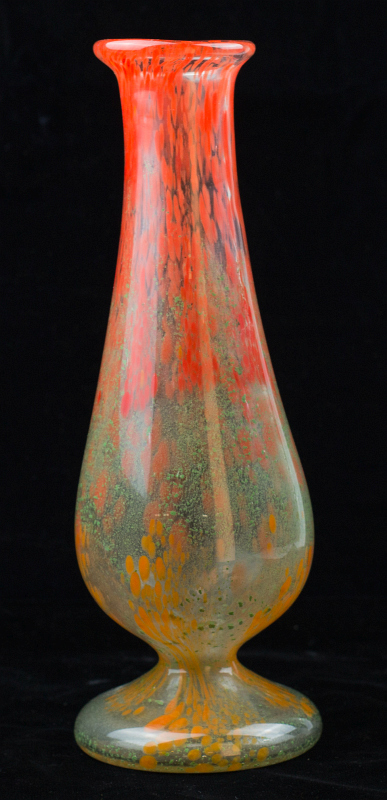 AN EARLY 20TH CENTURY FRENCH ART GLASS VASE.