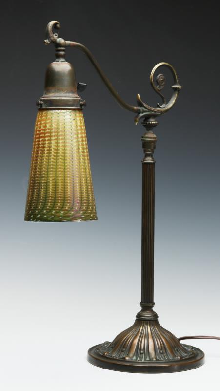 AN EARLY 20TH CENTURY BRONZE TABLE TOP BRIDGE LAMP