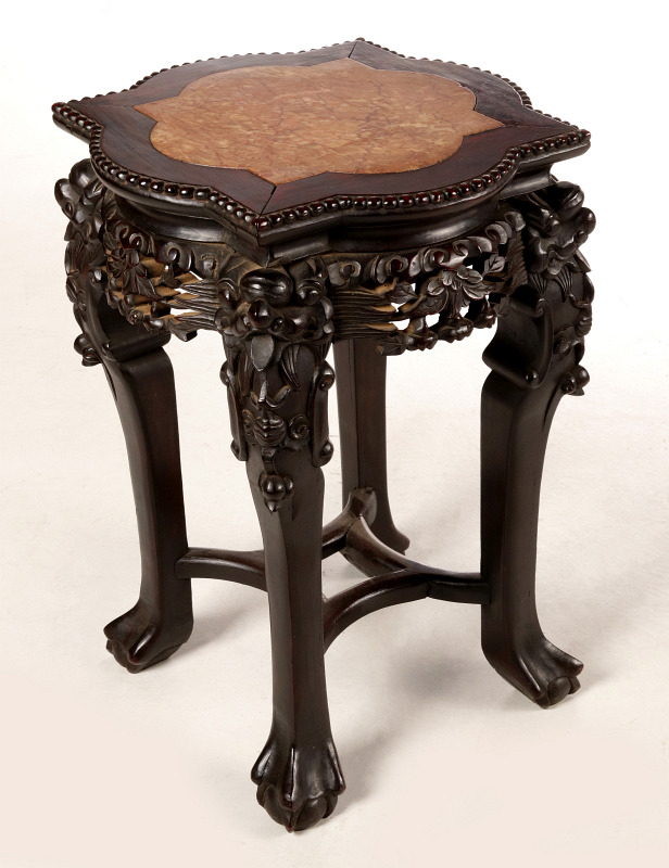 AN EARLY 20TH CENTURY CHINESE ROSEWOOD TABLE