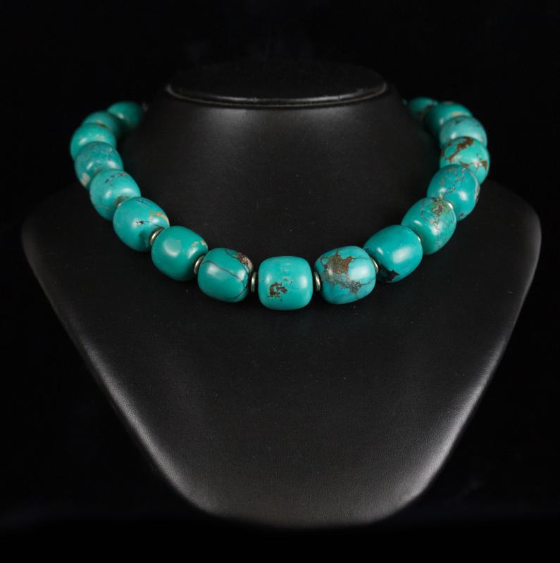 A CHUNKY TURQUOISE CHOKER NECKLACE