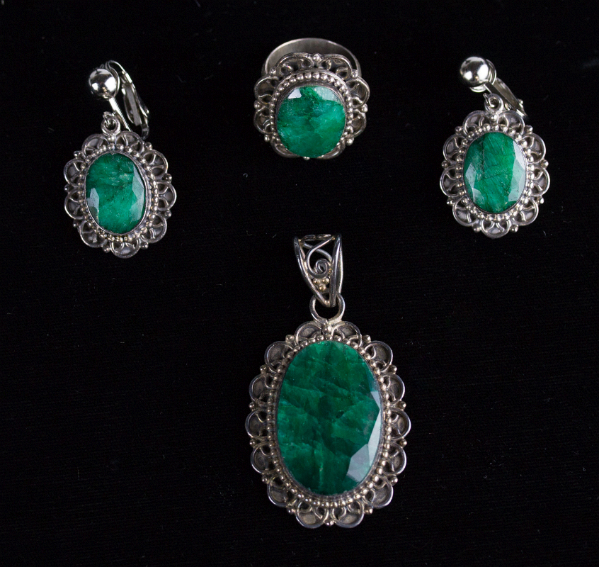 A SUITE OF STERLING SILVER AND EMERALD JEWELRY