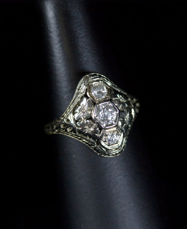 AN ANTIQUE 18K WHITE GOLD AND DIAMOND RING