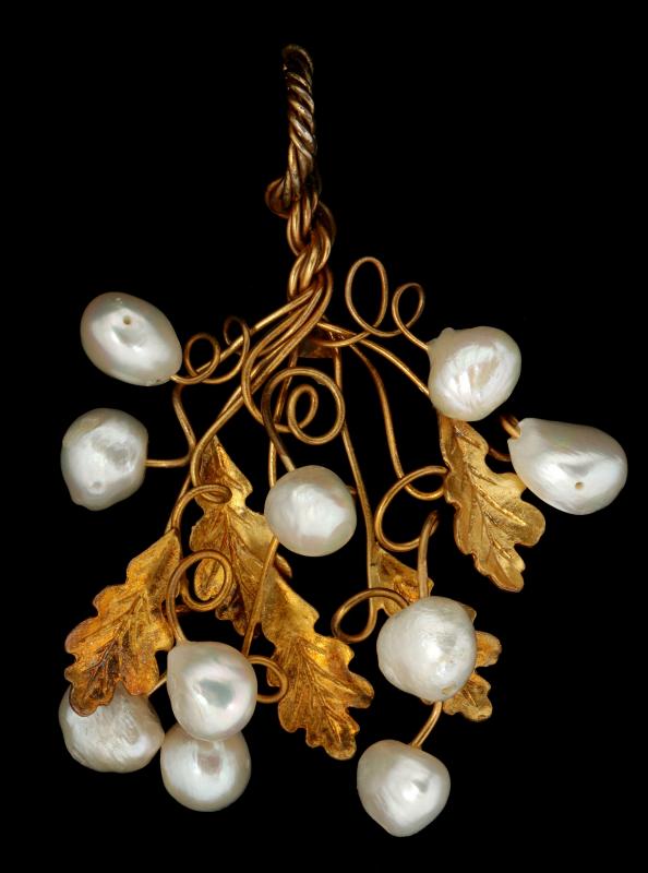 A VERMEIL PENDANT WITH LARGE FRESHWATER PEARLS