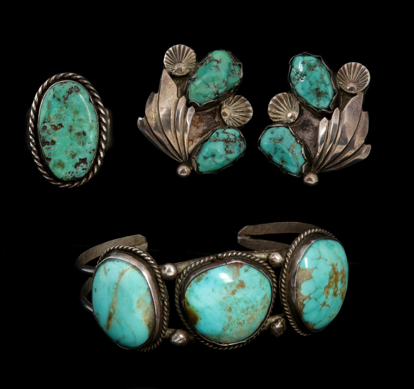 A COLLECTION OF GOOD STERLING & TURQUOISE JEWELRY 