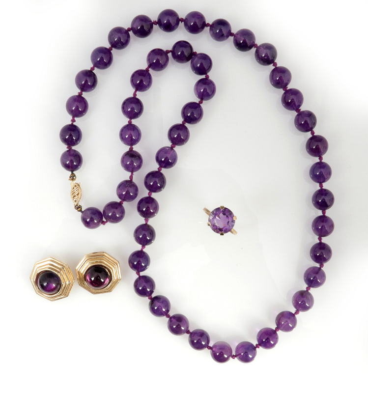 A COLLECTION OF AMETHYST AND KARAT GOLD JEWELRY