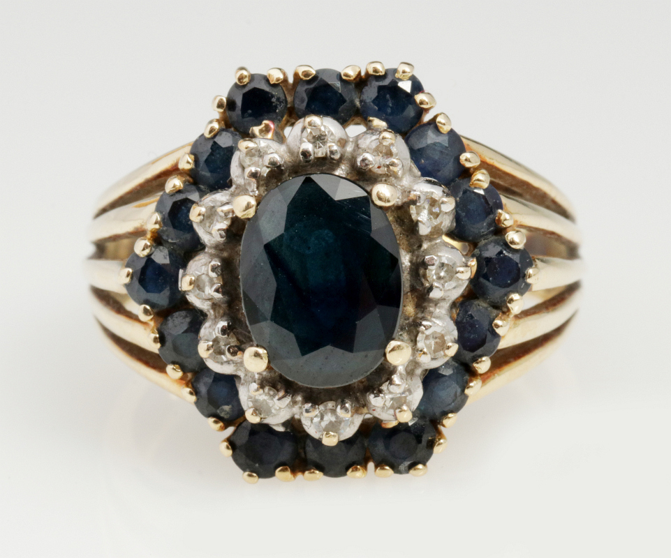 A 14K GOLD SAPPHIRE AND DIAMOND COCKTAIL RING