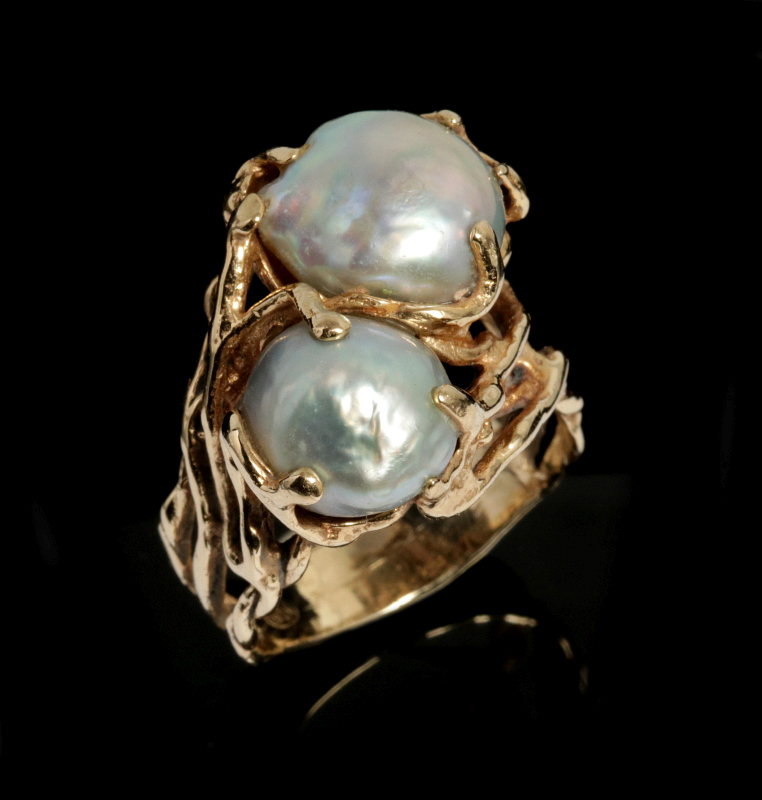A LADIES 14K GOLD RING WITH FRESH WATER PEARLS