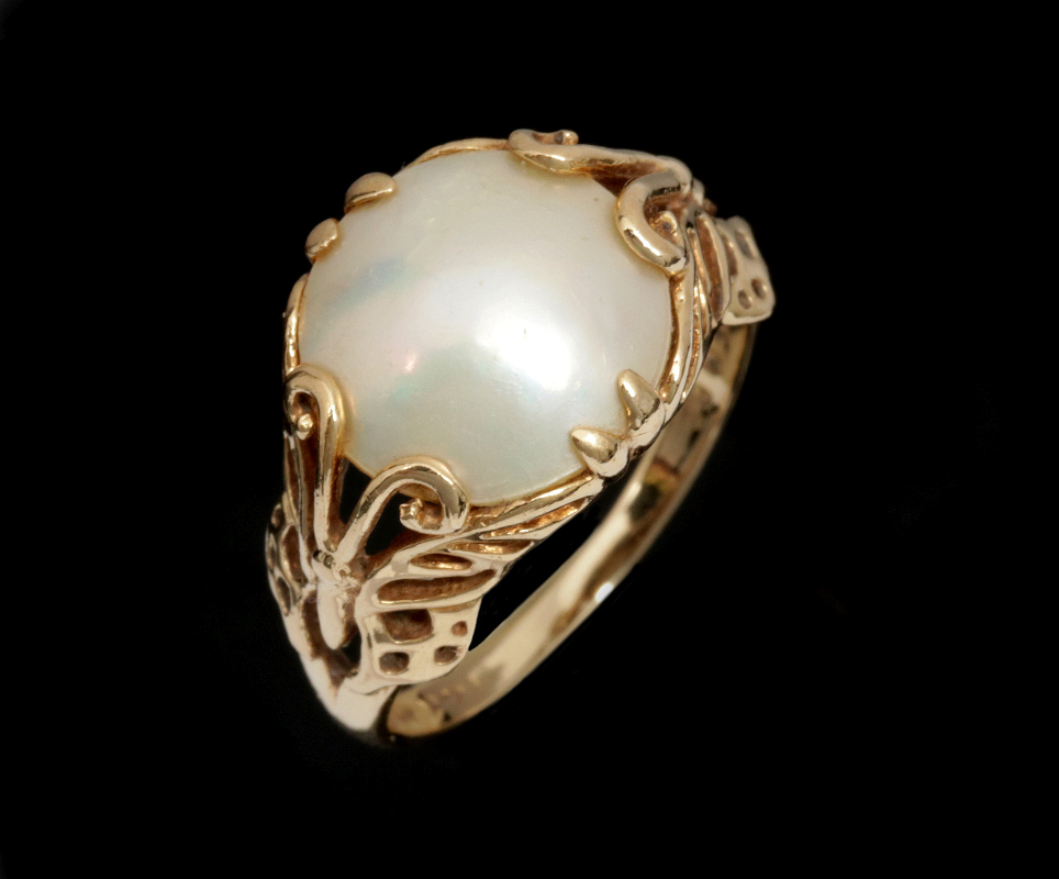 A LADIES' 14K GOLD AND MABE PEARL FASHION RING