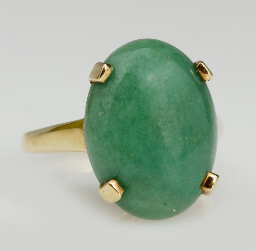 A 14K GOLD AND JADE LADIES' FASHION RING