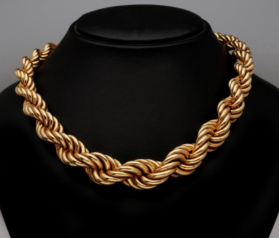 AN 18K GOLD ROPE CHAIN CHOKER NECKLACE