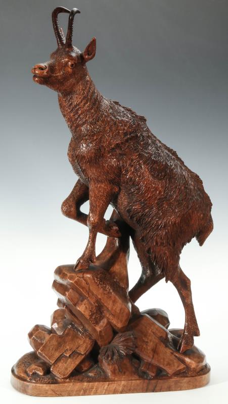 A GOOD CIRCA 1920s BLACK FOREST CARVED MOUNTAIN GO