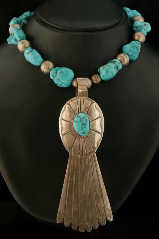A NAVAJO CHUNK TURQUOISE NECKLACE WITH PENDANT