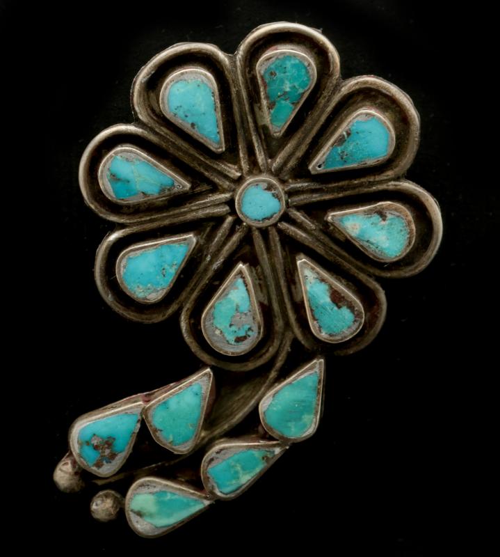 A VINTAGE STERLING AND TURQUOISE FLOWER FORM PIN