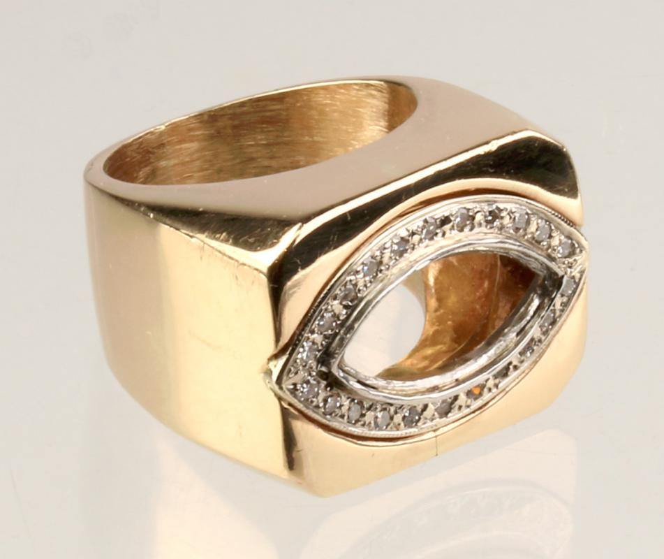 A GENT'S 18K YELLOW GOLD MOUNTING WITH DIAMONDS
