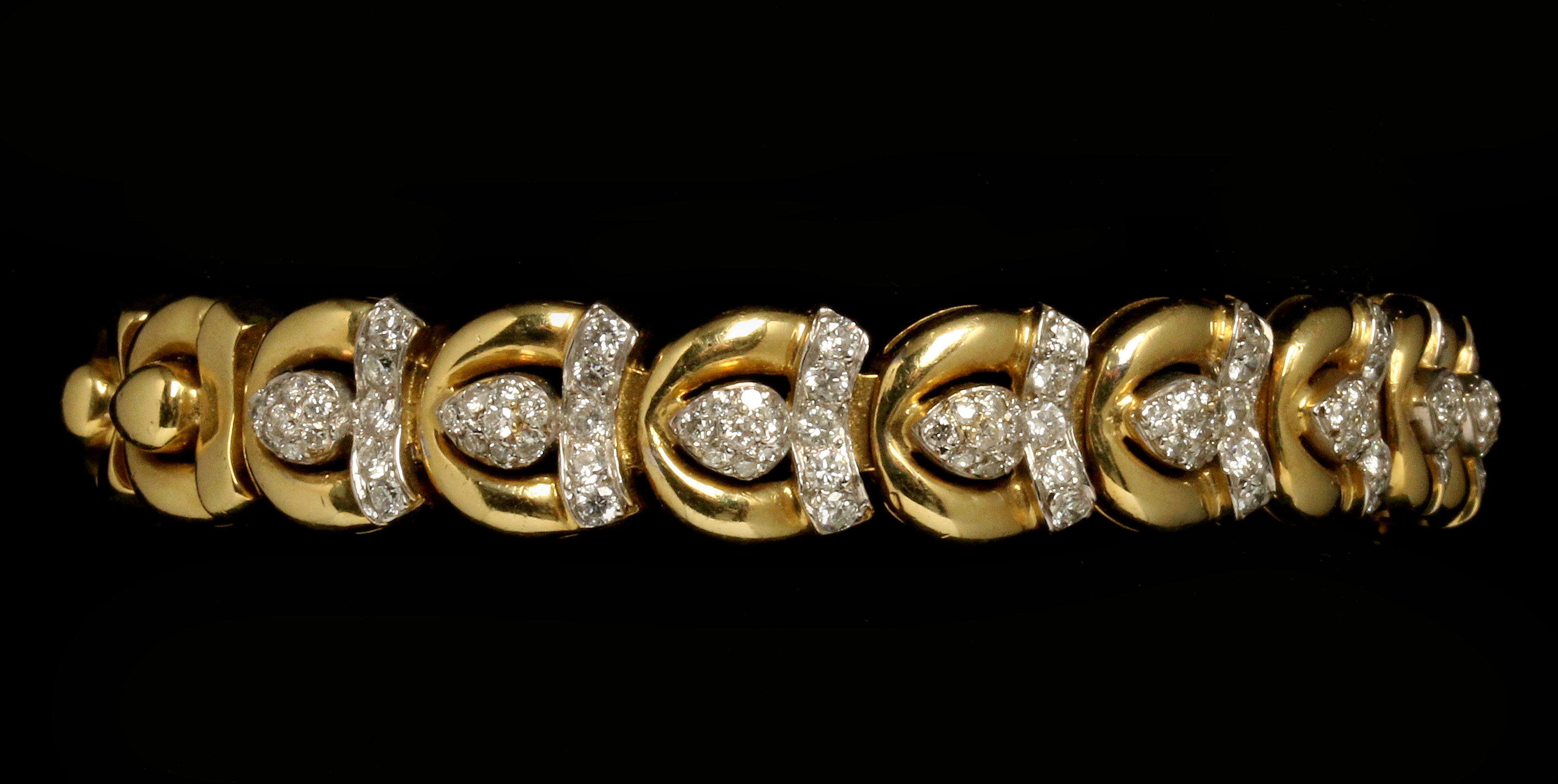 A LADIES 18K GOLD DIAMOND BRACELET APPROX. 2.72 CT