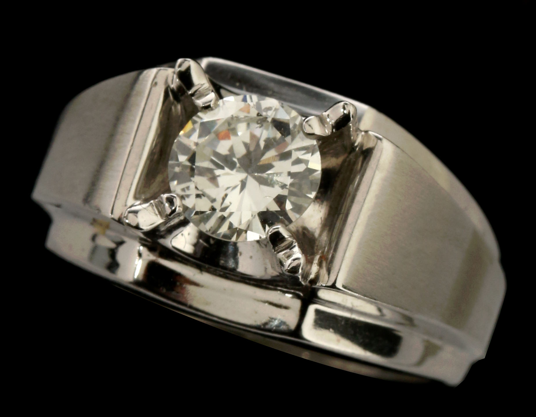 A GENT'S 14K WHITE GOLD BAND WITH 1 CARAT DIAMOND
