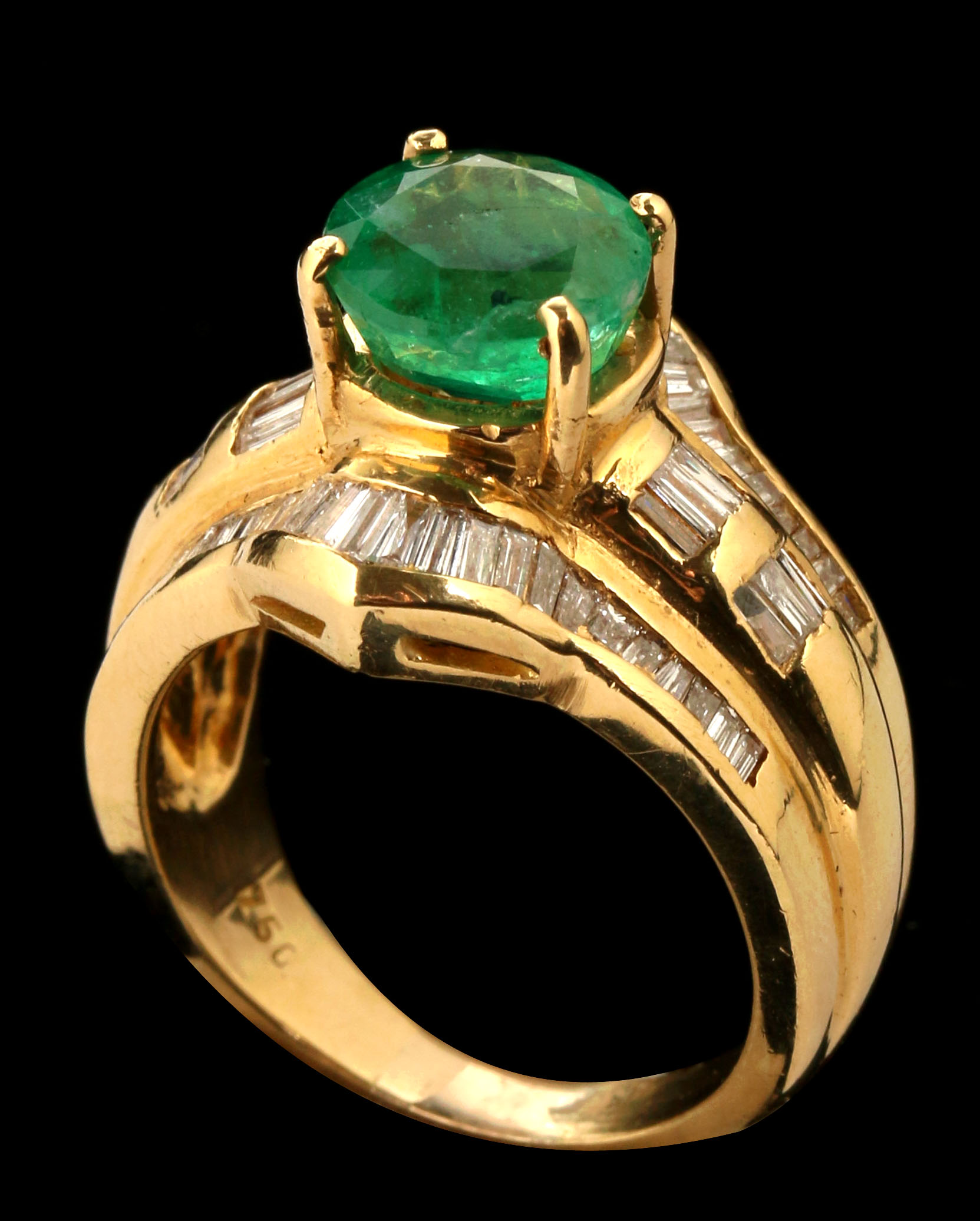 AN 18K COLUMBIAN EMERALD AND DIAMOND COCKTAIL RING