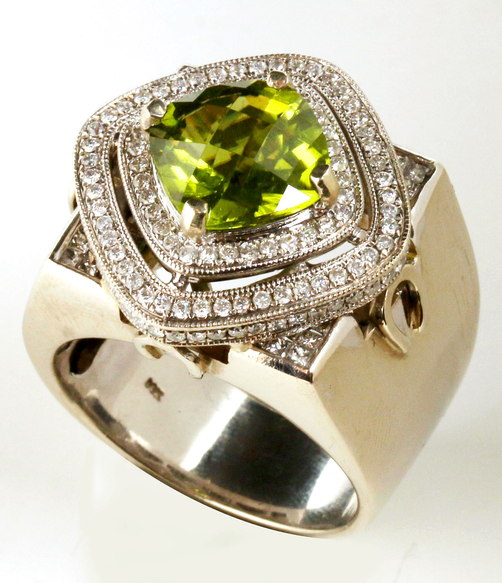 A 14K GENT'S DRESS RING WITH PERIDOT AND DIAMONDS