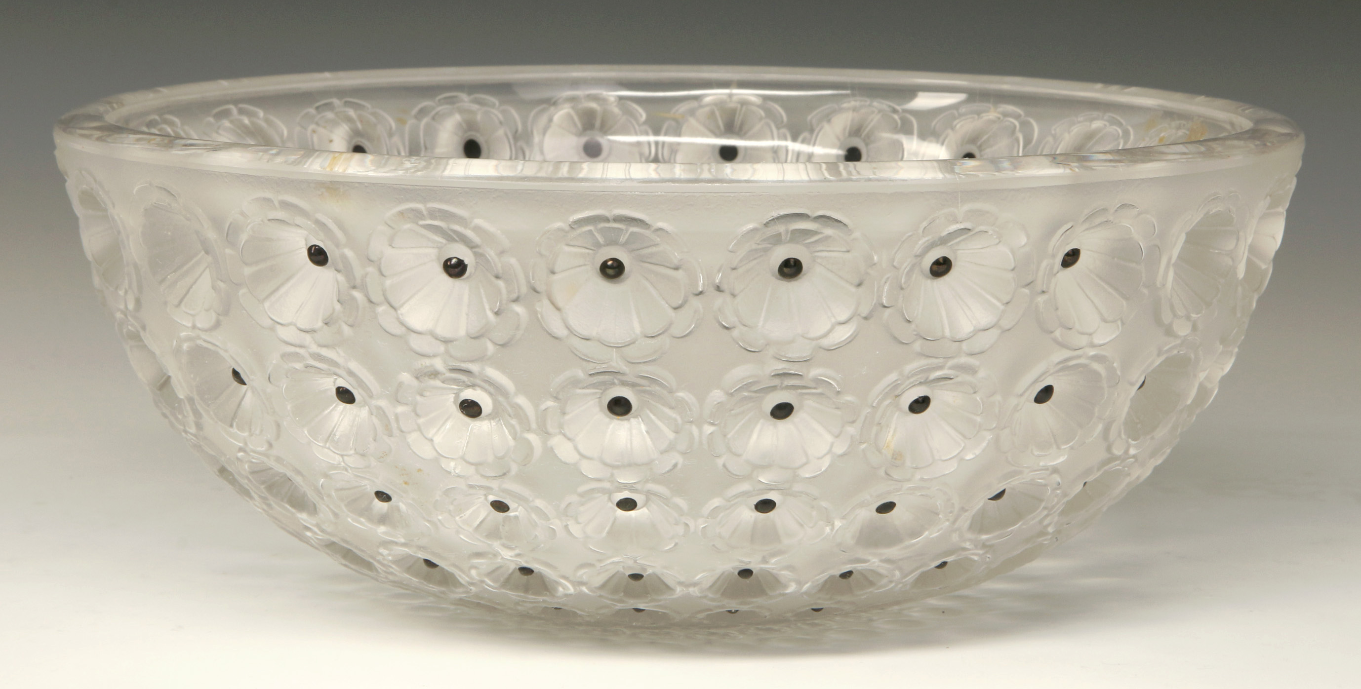 A LALIQUE FRENCH CRYSTAL 'NEMOURS' DESIGN BOWL