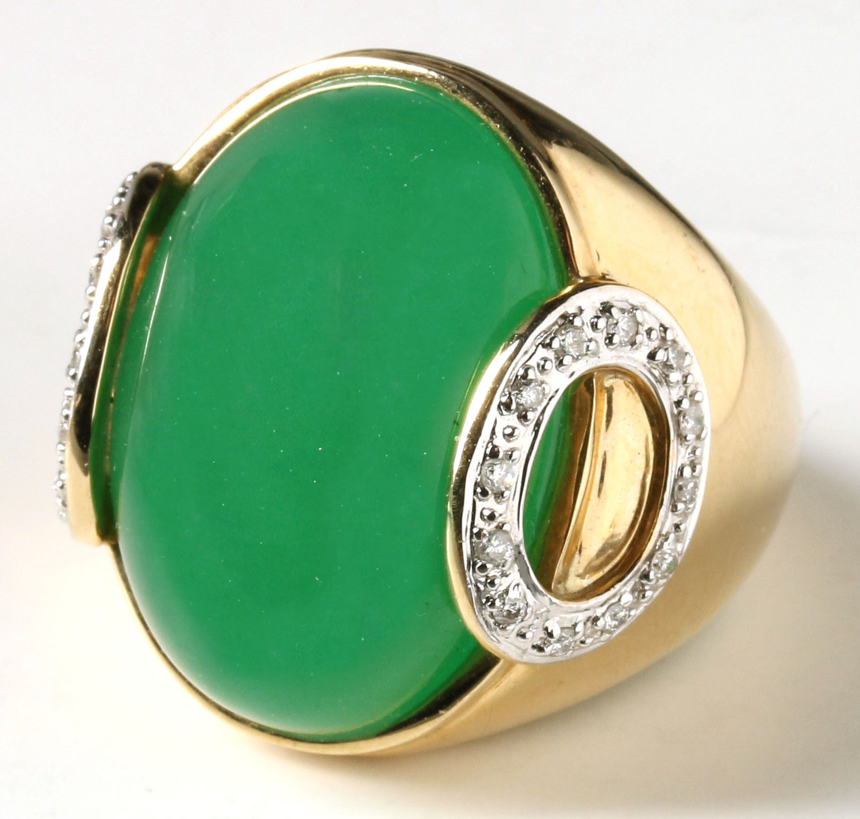 A GENT'S 14K CHALCEDONY CABOCHON RING WITH DIAMOND