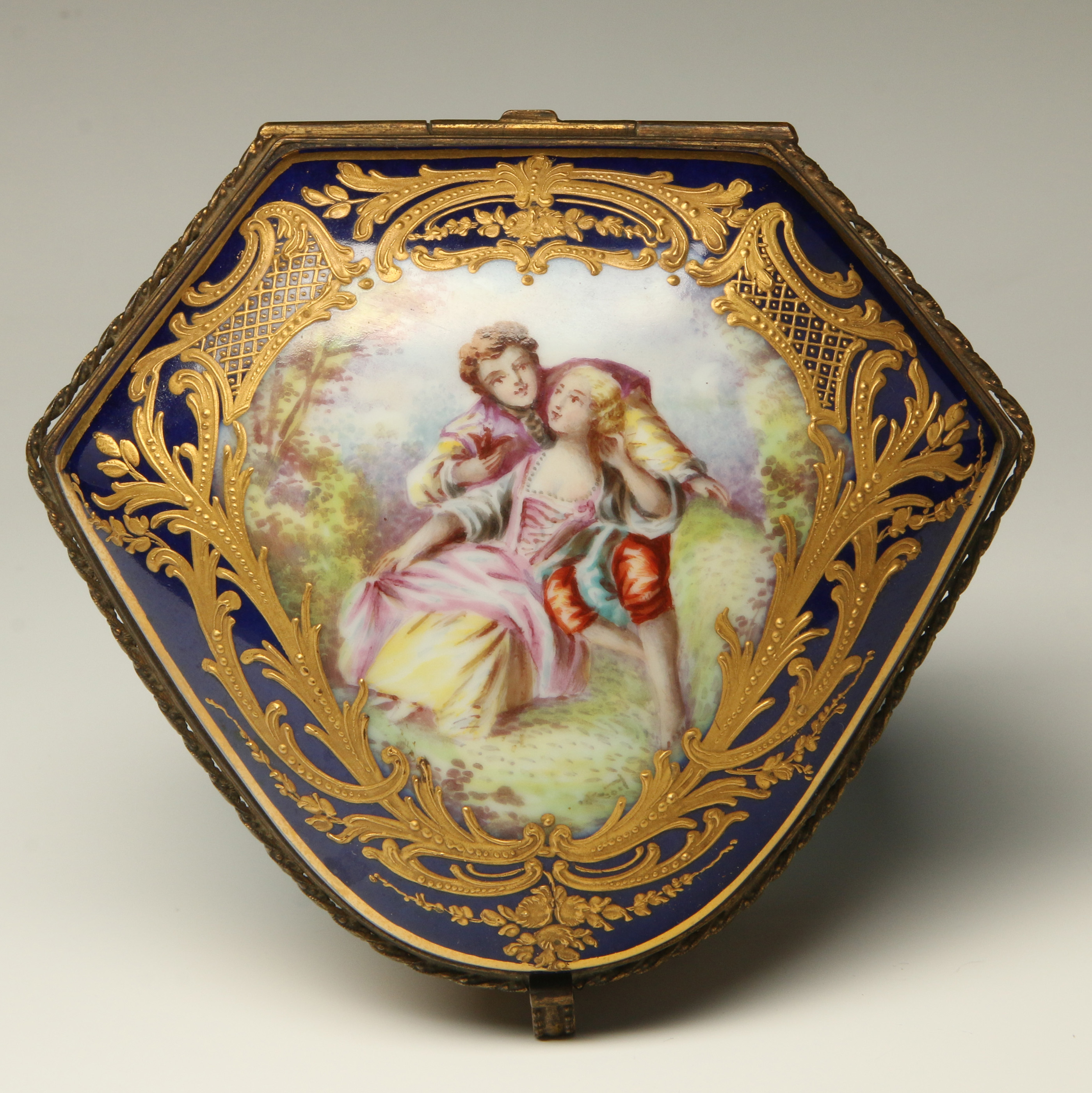 A 20TH CENTURY SEVRES STYLE PORCELAIN BOX