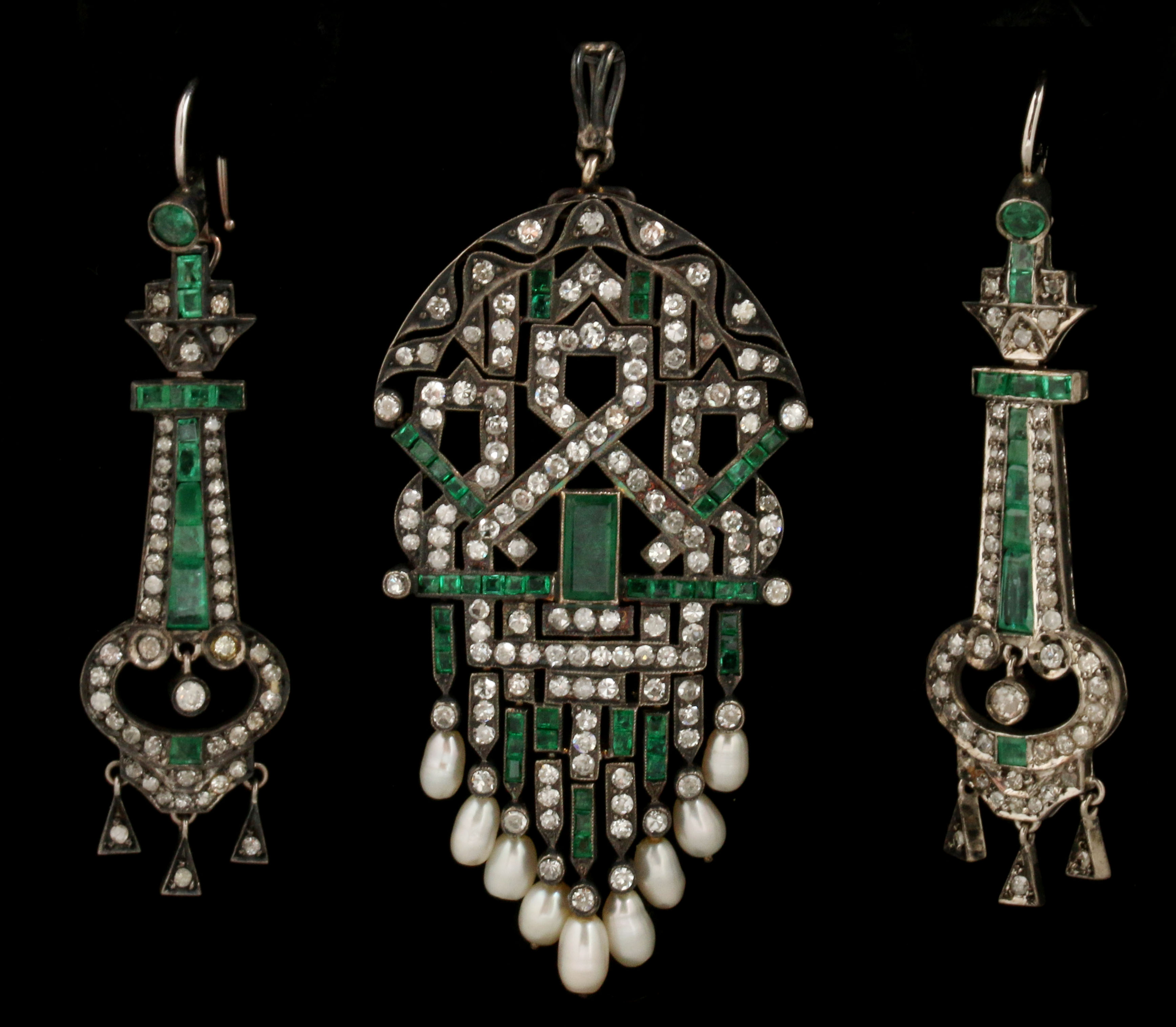 A FINE AND EARLY ART DECO EARRING AND PENDANT SUIT