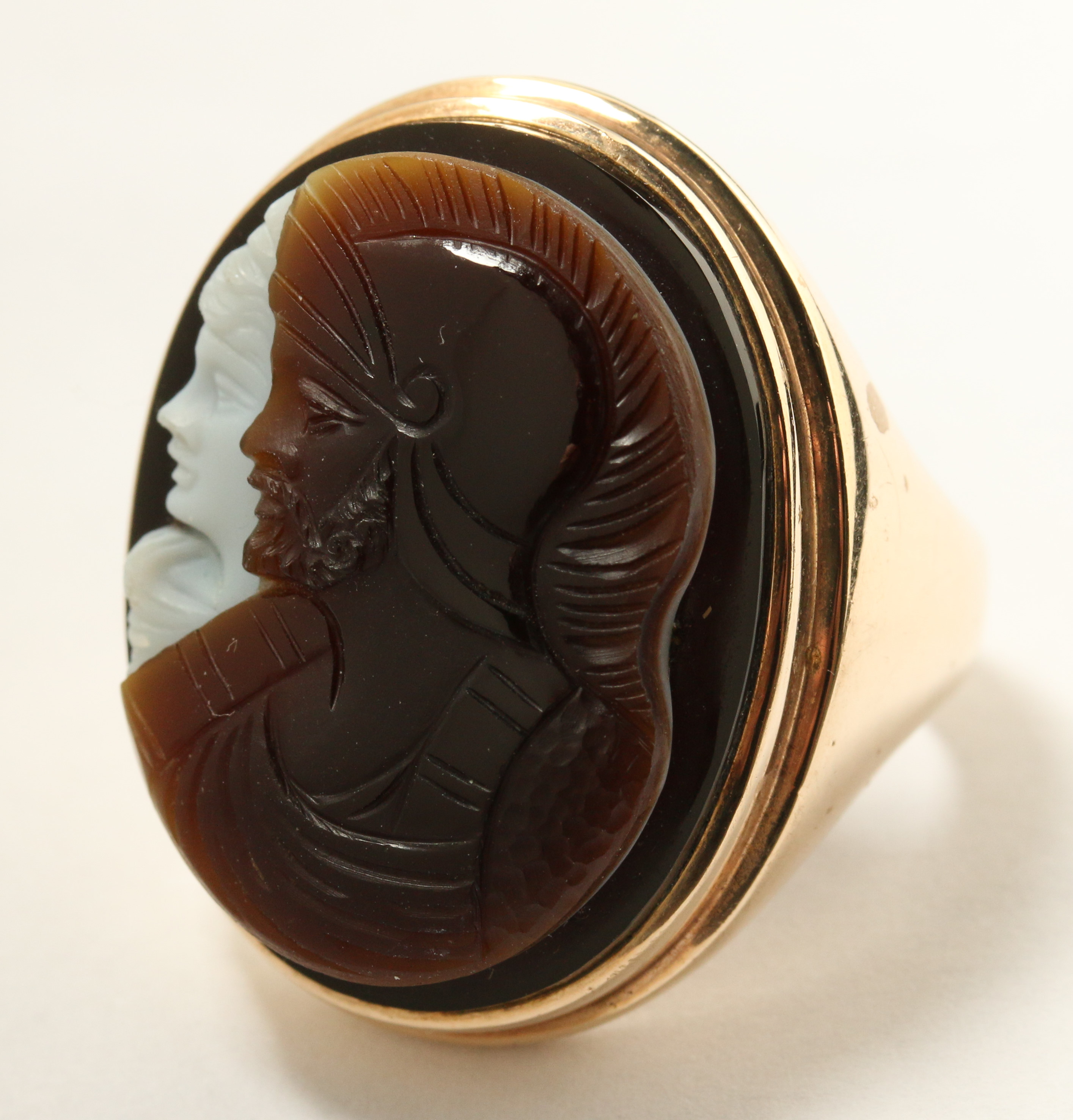A GENT'S GOLD THREE-COLOR HARDSTONE CAMEO RING